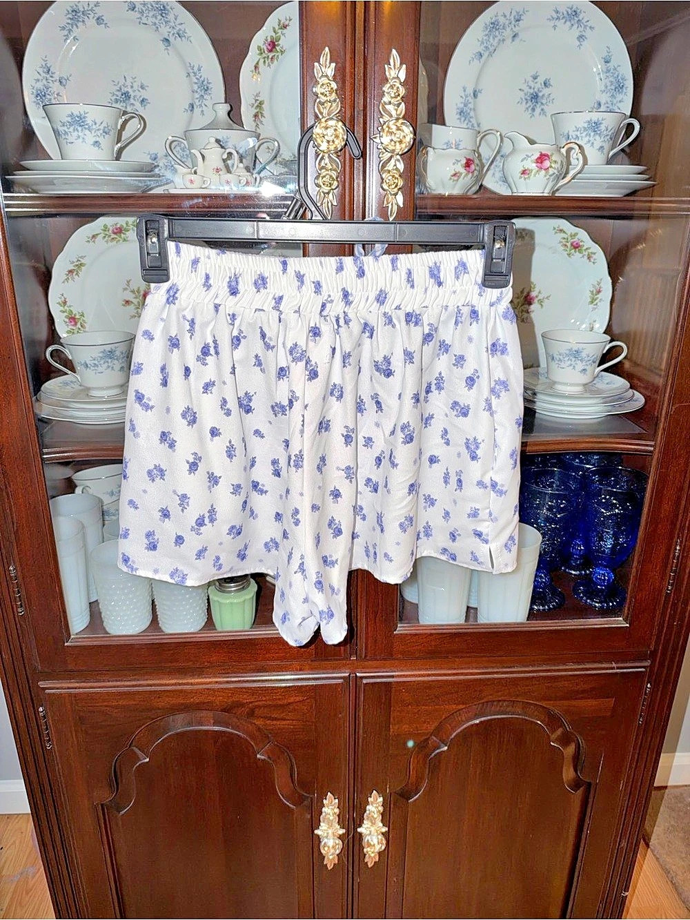 Big Kites Floral Shorts in White & Blue Like New